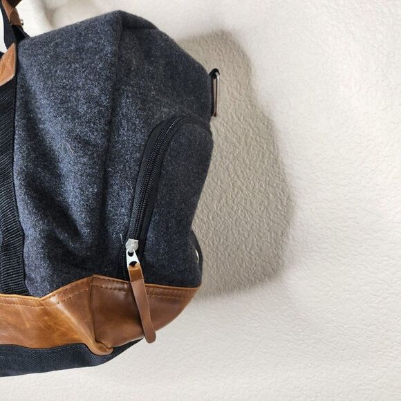 Field & Co. Fleece Large Duffel Bag Gym Bag Gray Brown Zip Top Adjustable Straps - Picture 3 of 9